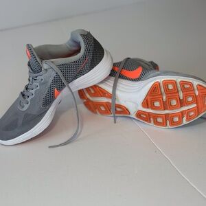 Nike revolution, tennis shoes SZ 7.5